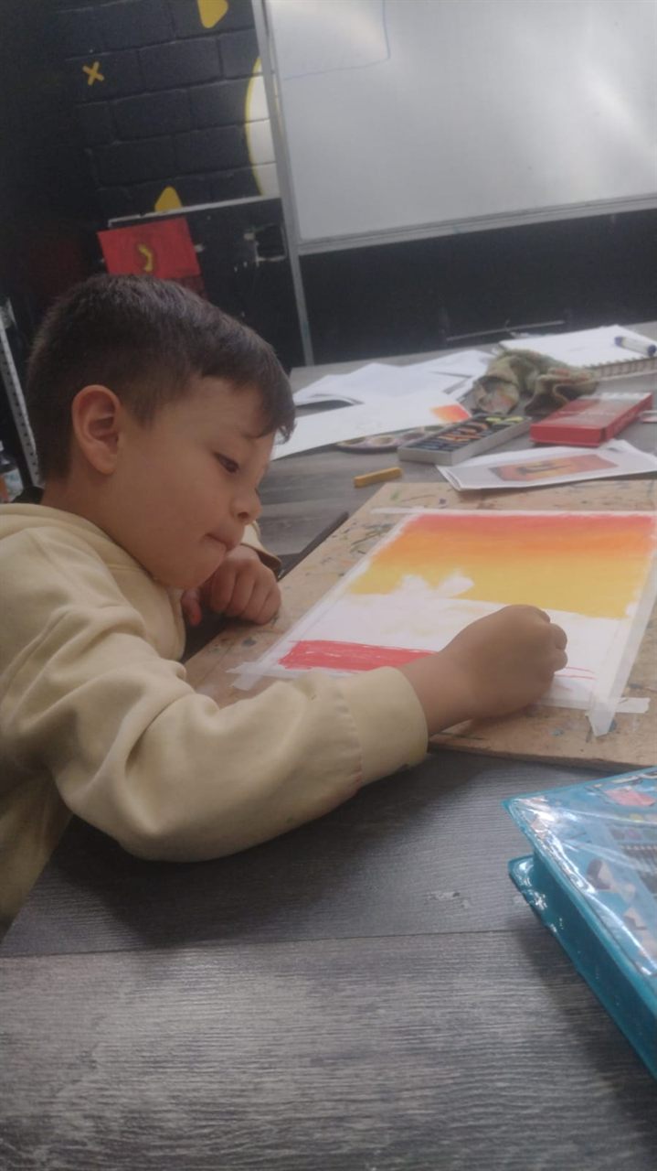 Niño pintando