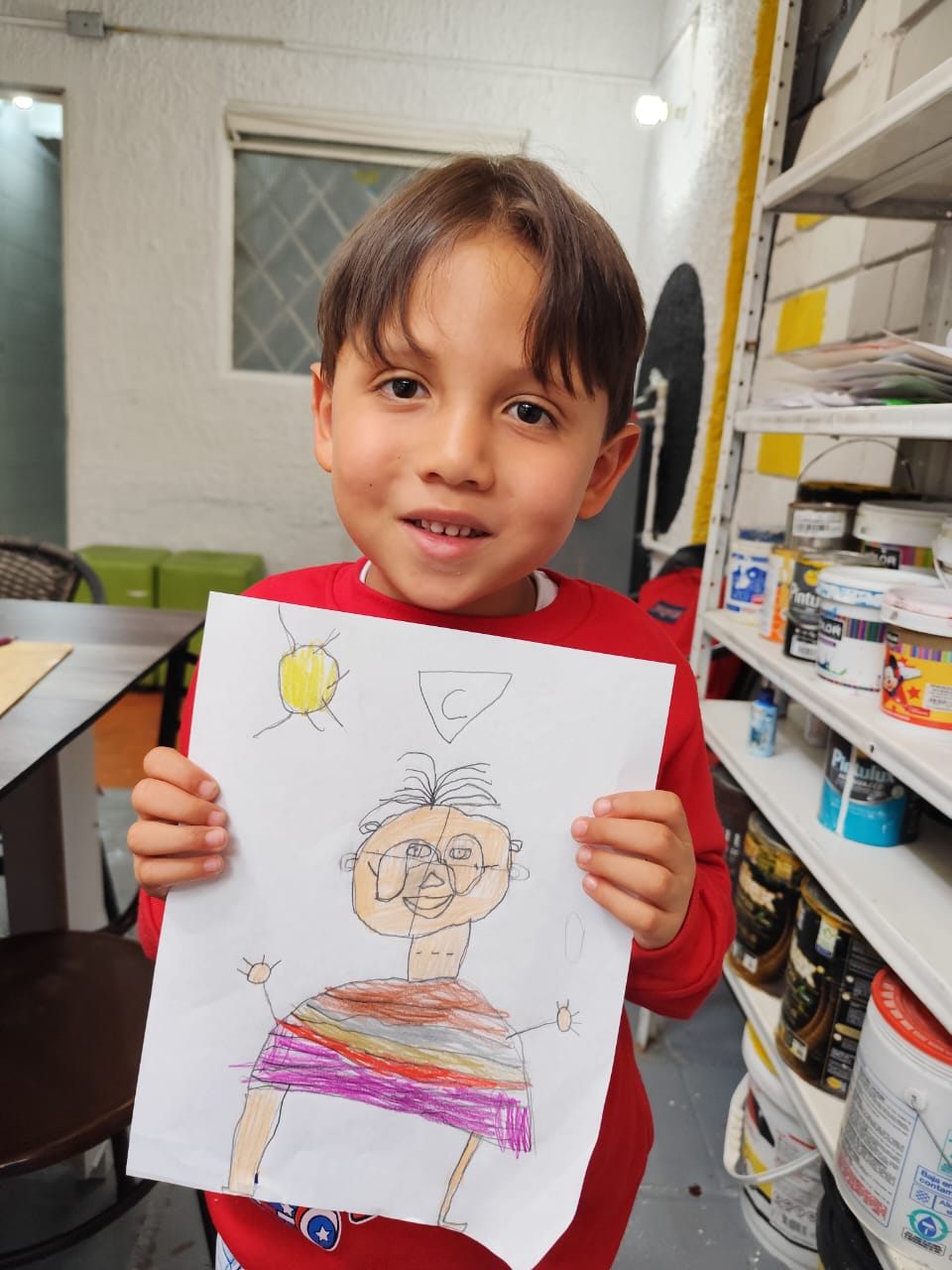 Estudiante orgulloso de su obra