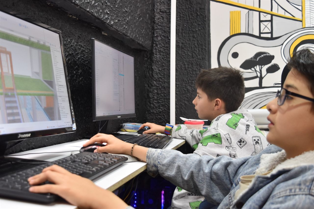 Estudiantes de arquitectura en computador