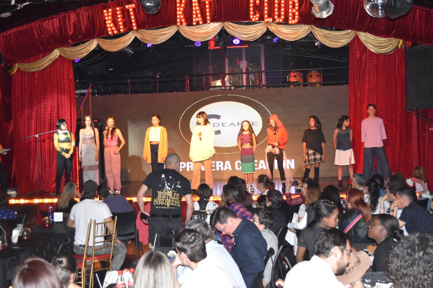 Estudiantes presentándose en el escenario