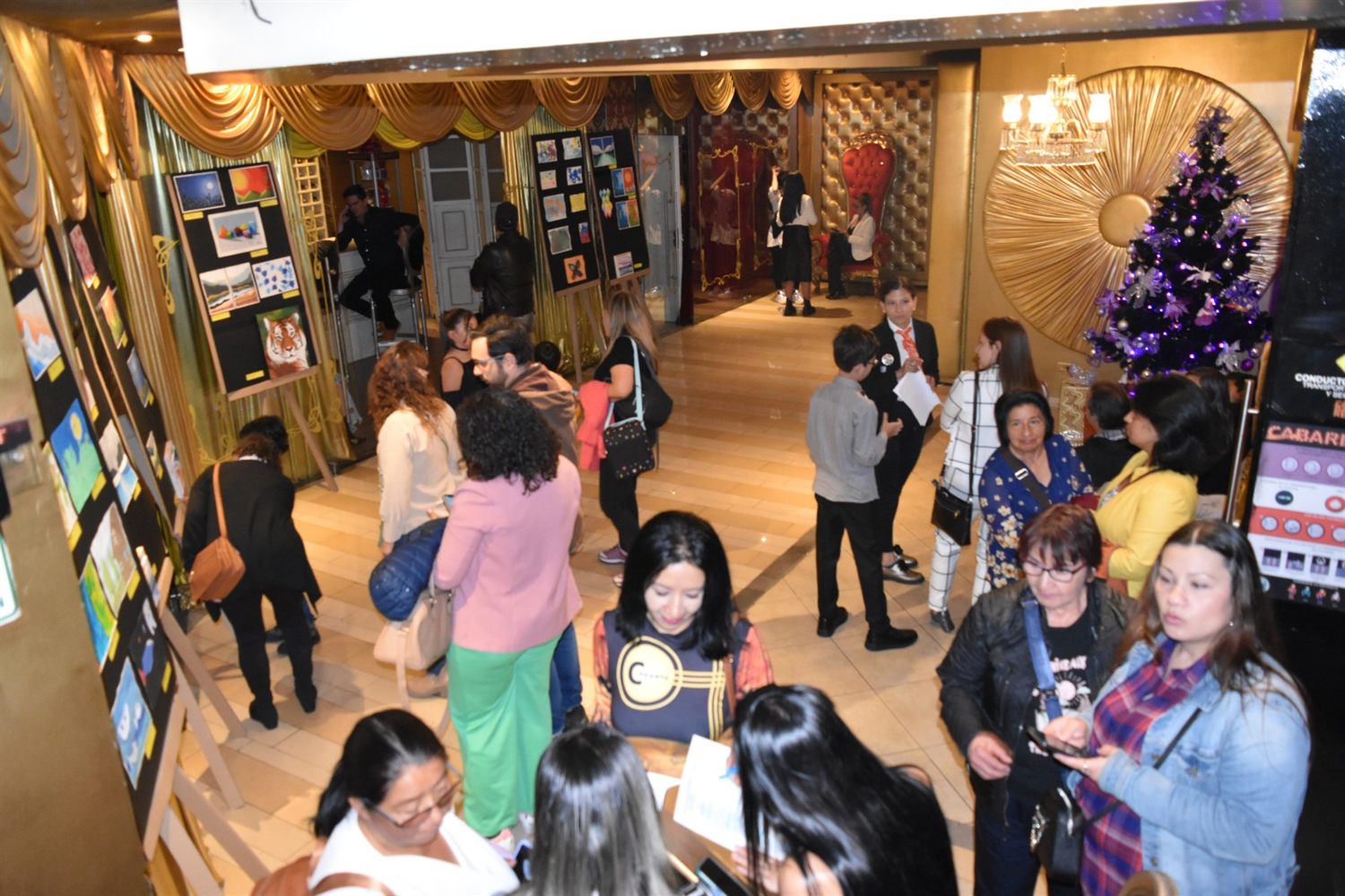 Familias disfrutando la exhibición de obras