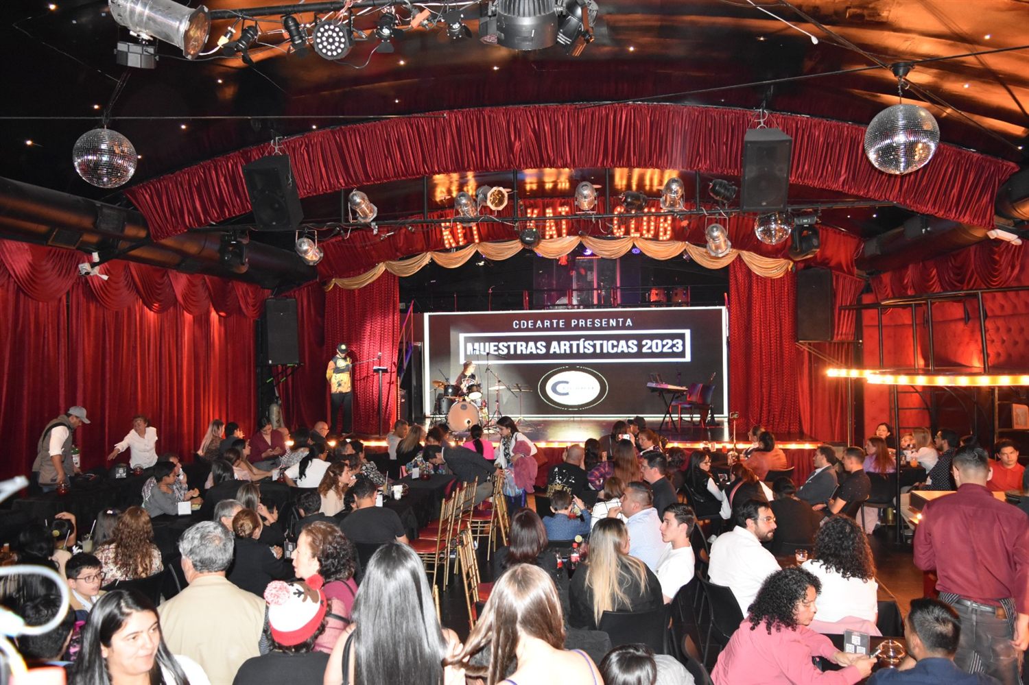 La gala de fin de año de cdearte en un teatro de la ciudad