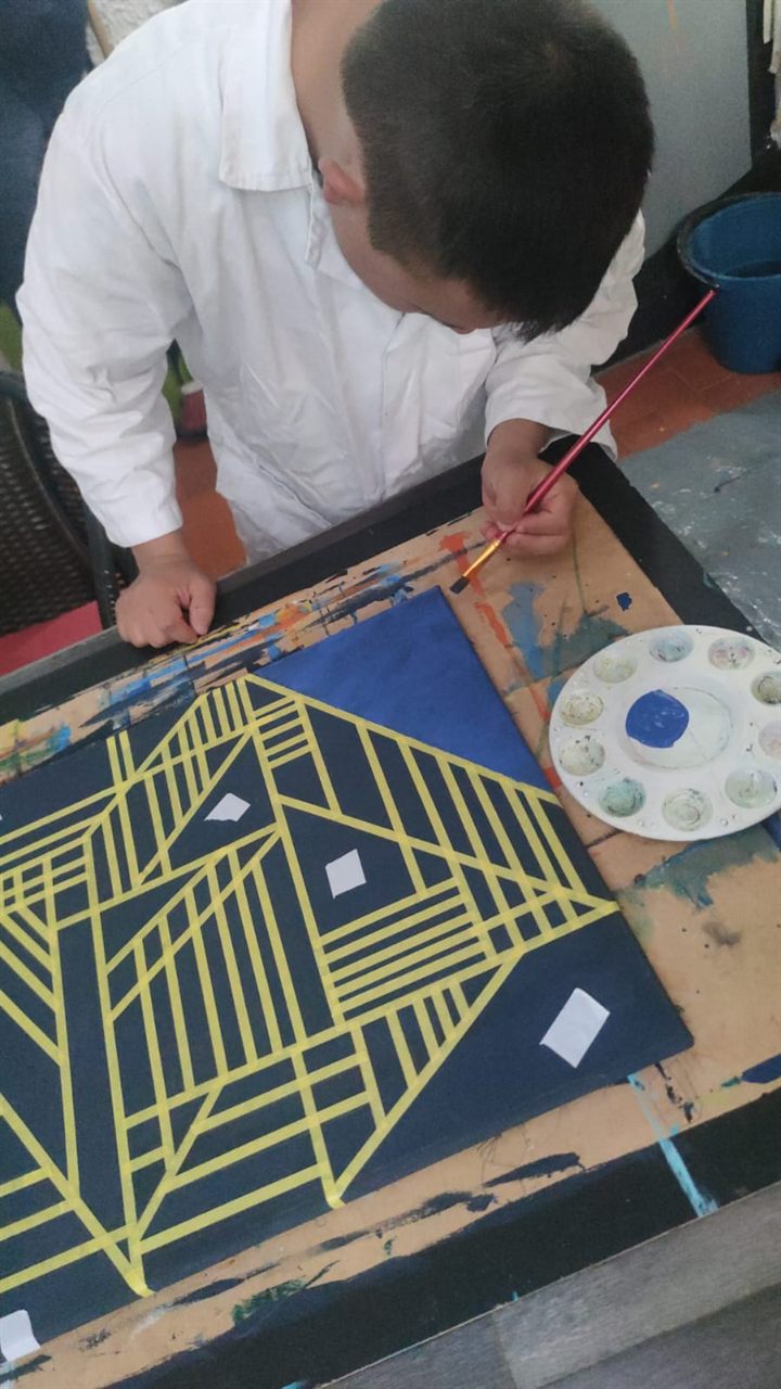 Composición geométrica en clase de arte
