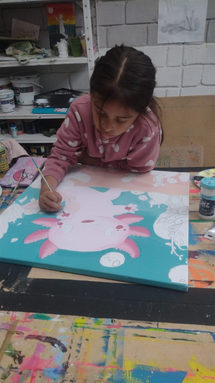 Niña pintando un lienzo