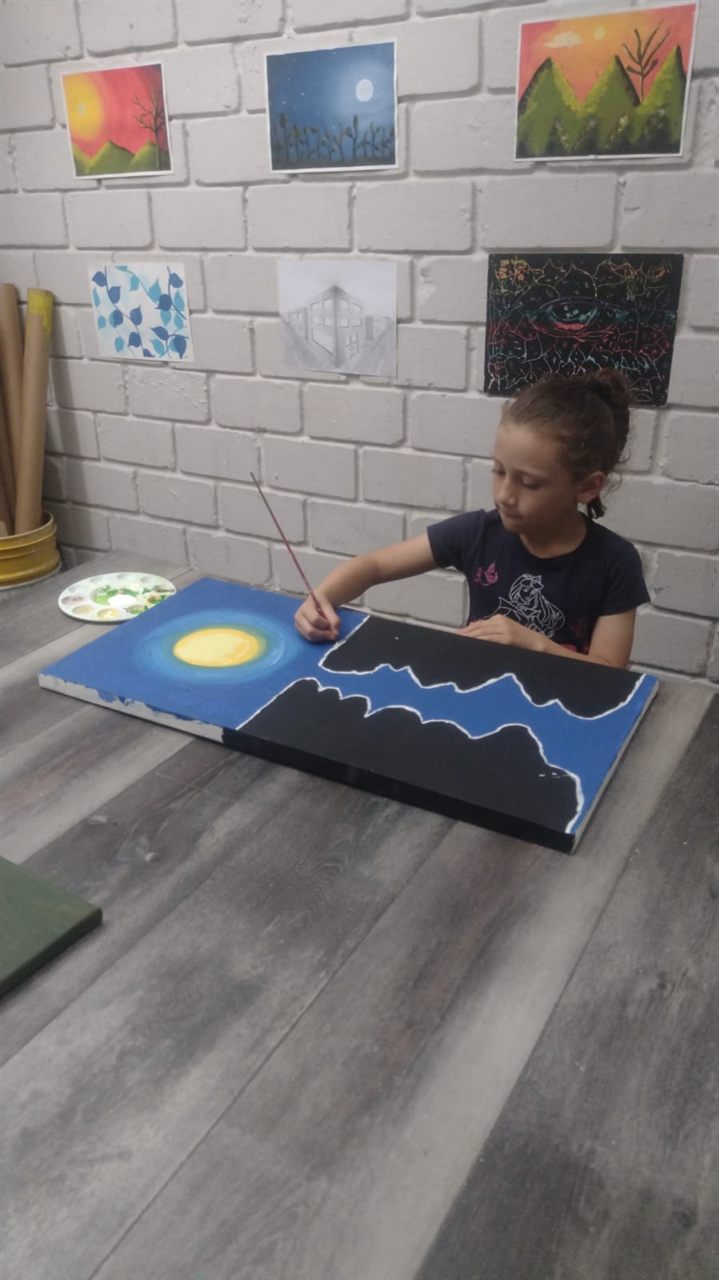 Niño pintando un atardecer