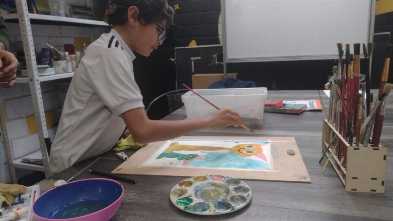 Estudiante pintando en acuarela